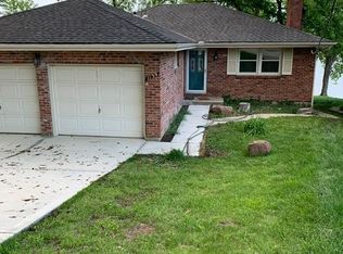 1139 NW South Shore Dr, Lake Waukomis, MO 64151