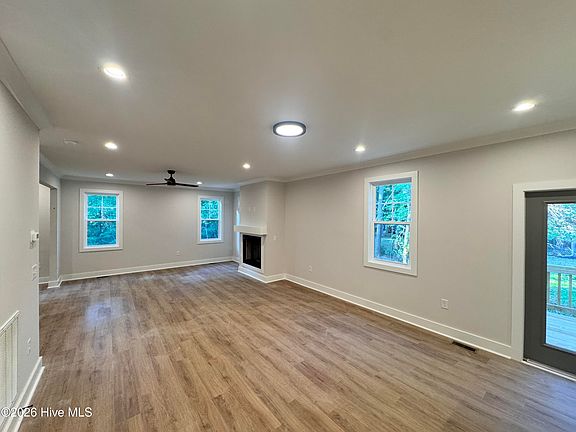 4th image of 636 Willow Lane