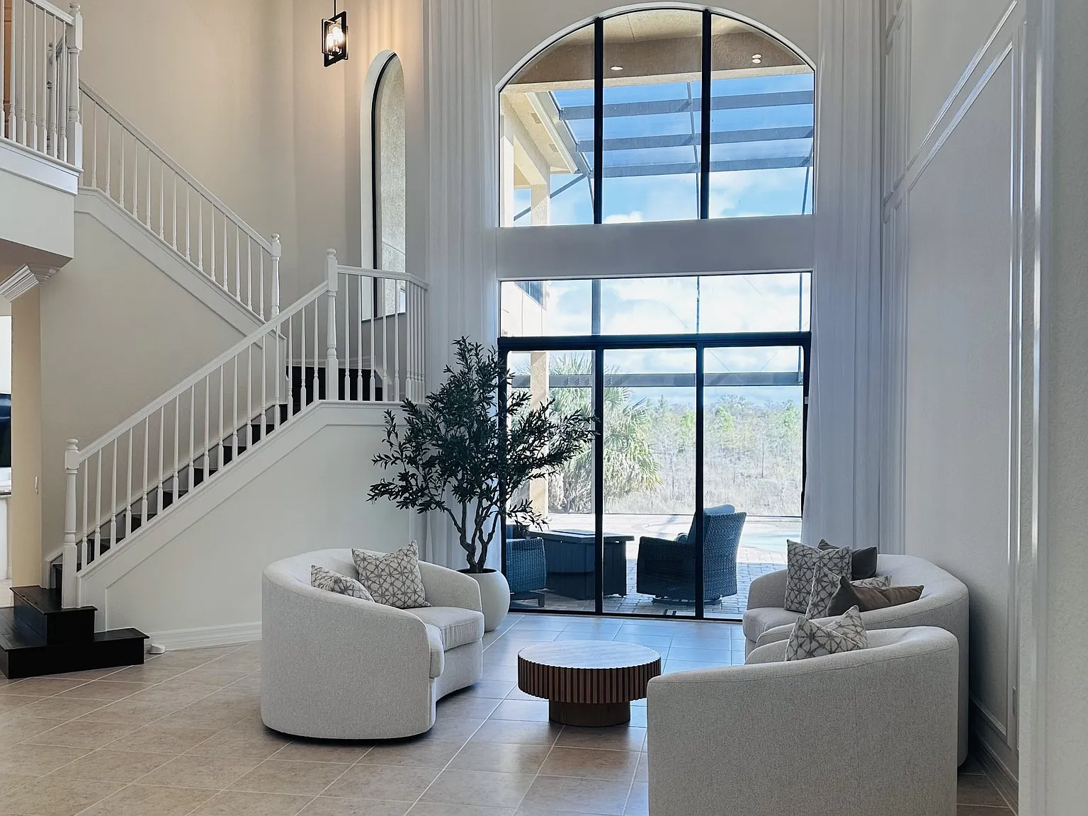 5 bed, 5.5 bath, 4889 sqft, $13,000 — Photo 2