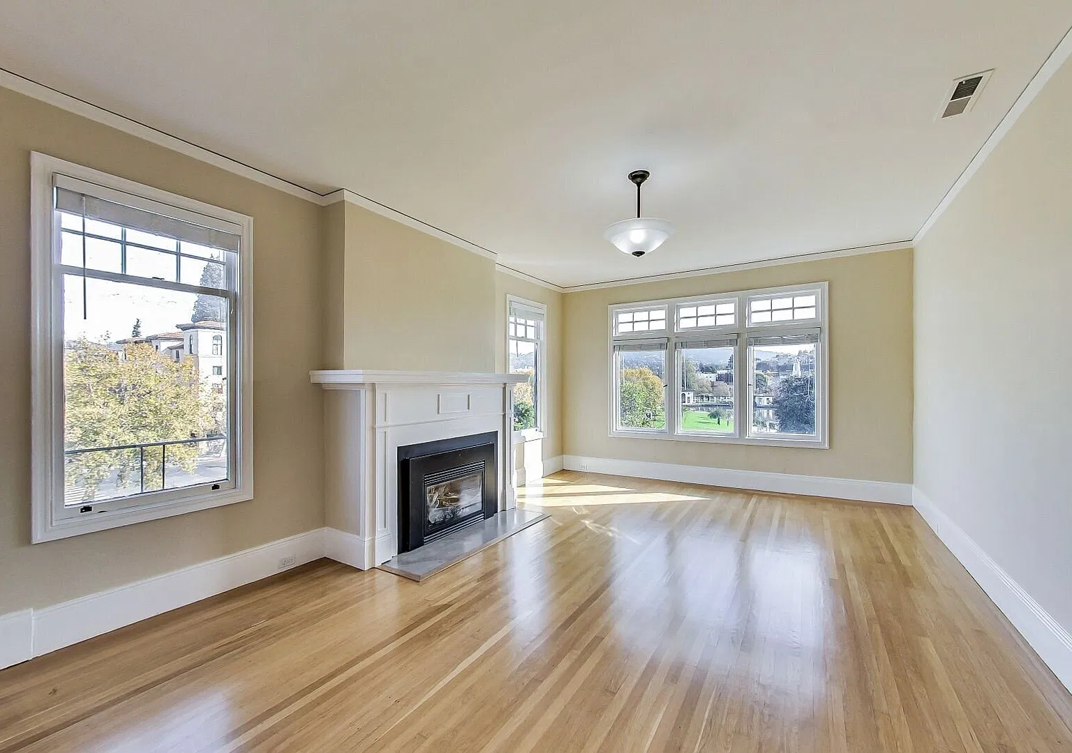Stunning Remodeled Top Floor Unit with Views of Lake Merritt! — Photo 1