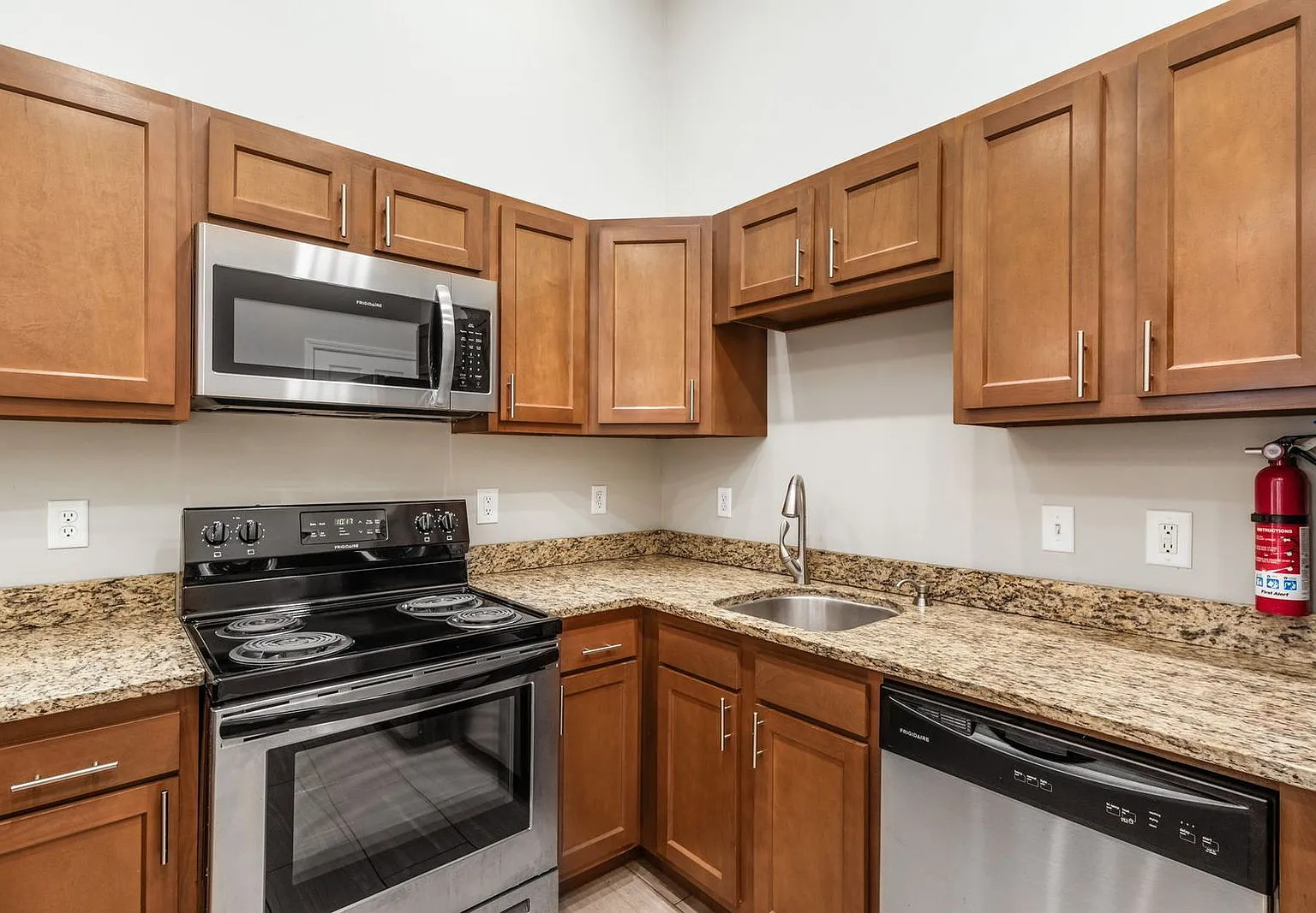 2 bed, 1.0 bath, 700 sqft, $1,299 — Photo 2