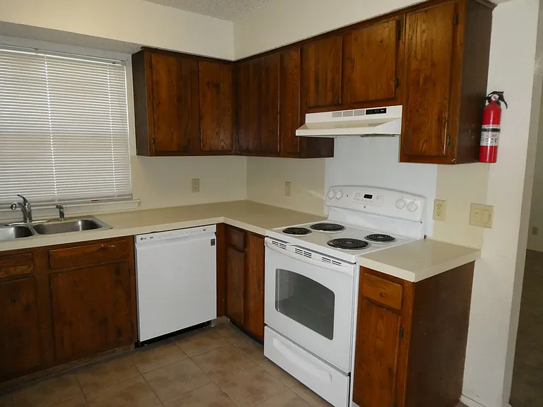 8705 Pineridge Dr — Photo 10