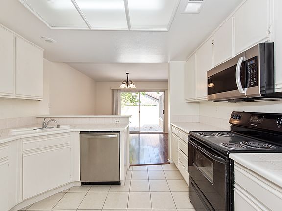 5th image of 105 Stanford Ct