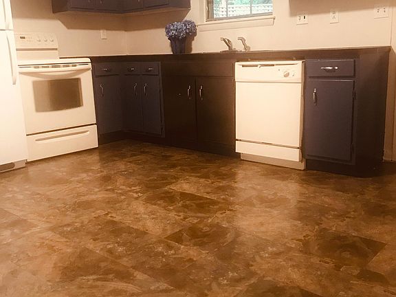 Eat-in kitchen, new floor, freshly painted, Refrigerator, Stove, Dishwasher