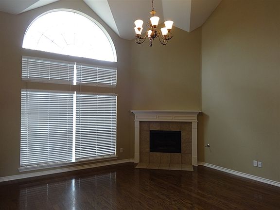 4th image of 808 Warwick Ct