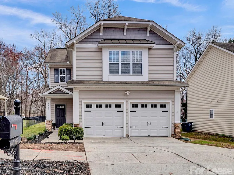 1401 Hammond Dr — Photo 1