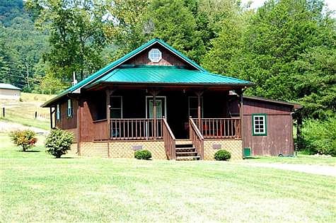 Metal roof!  Kentucky Utilities! All one level!  You really can't ask for anything more!
