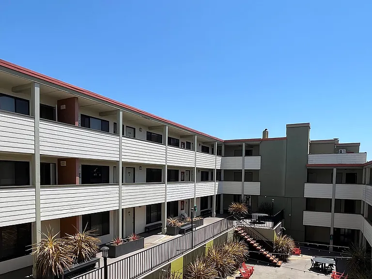 Hillside Courtyard — Photo 6