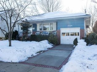 1724 Chestnut St, Merrick, NY 11566