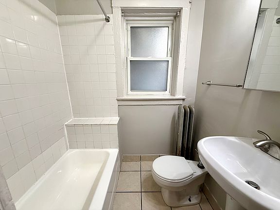 3rd image of 1350.5 W Argyle St #2E