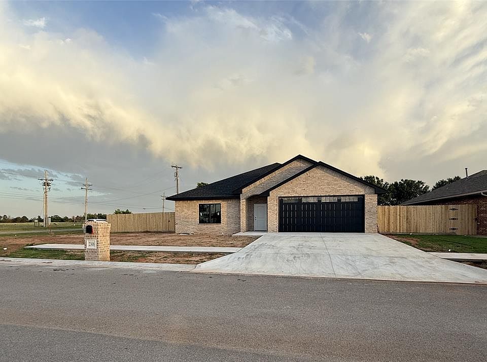 2nd image of 2308 Woodland Way