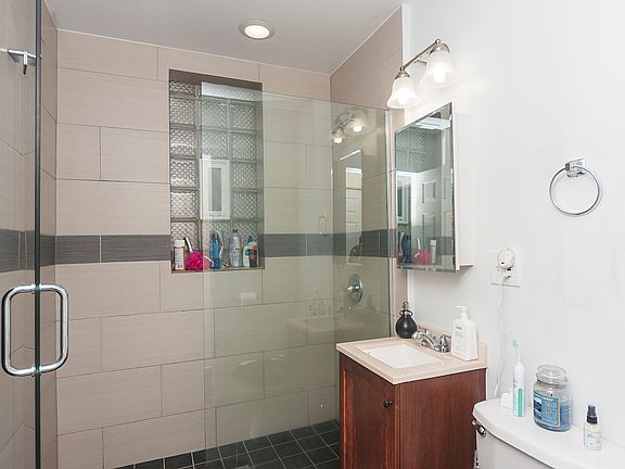5th image of 2068 N Western Ave APT 1R