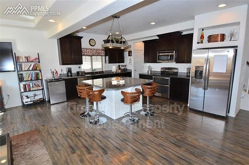 3 bed, 3.0 bath, 2320 sqft, $2,595 — Photo 4