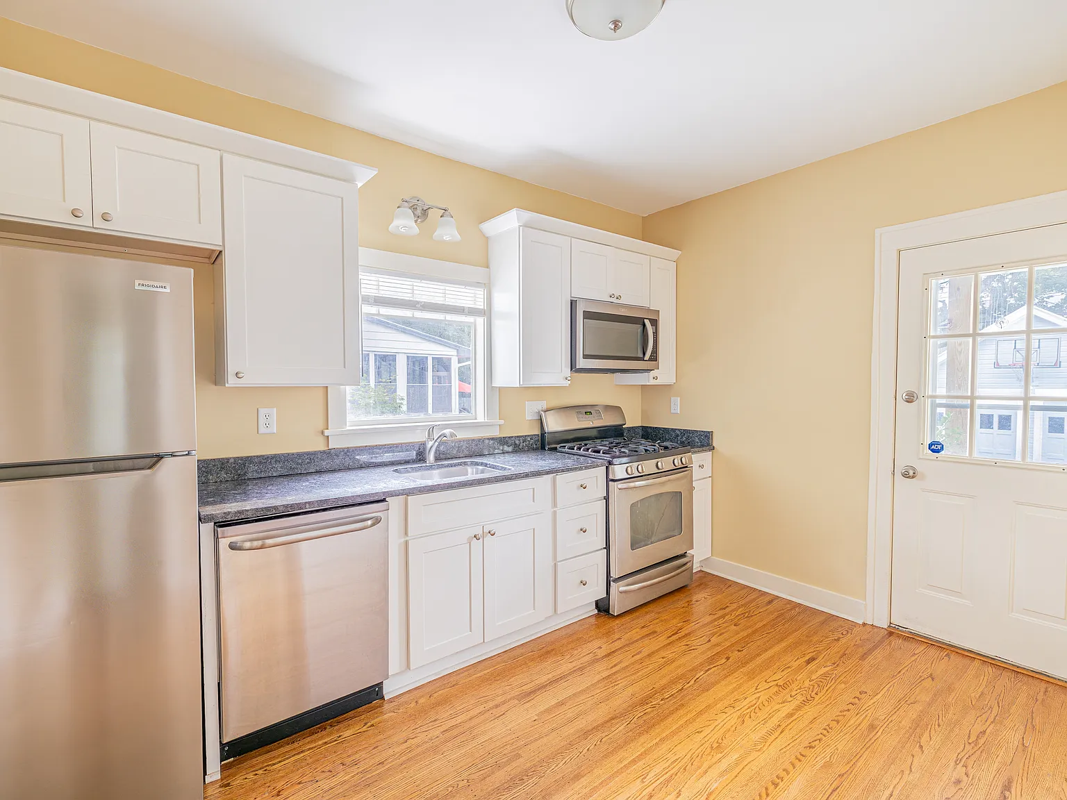 3 bed, 1.5 bath, 1542 sqft, $2,495 — Photo 4