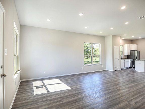 5th image of 11 Horseshoe Lake Dr W