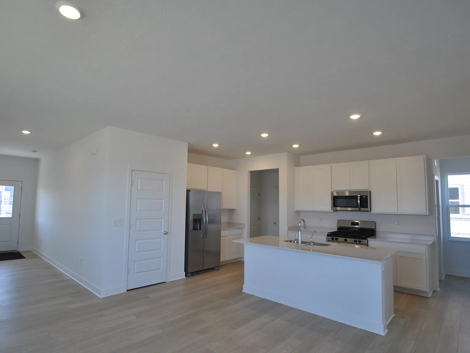 5 bed, 2585 sqft, $2,695 — Photo 2