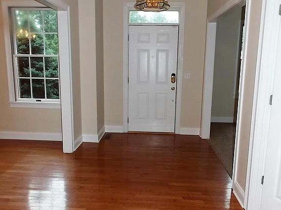 3rd image of 331 Fox Chase Cir