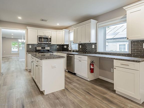 3rd image of 33 Woodstock Lane