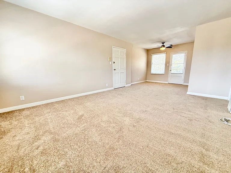 Beautiful Park Estates Apartment for Rent — Photo 2