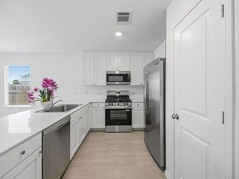 108 Evening Glow Dr — Photo 2