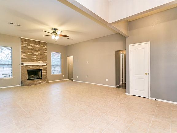 3rd image of 827 Ash Ln