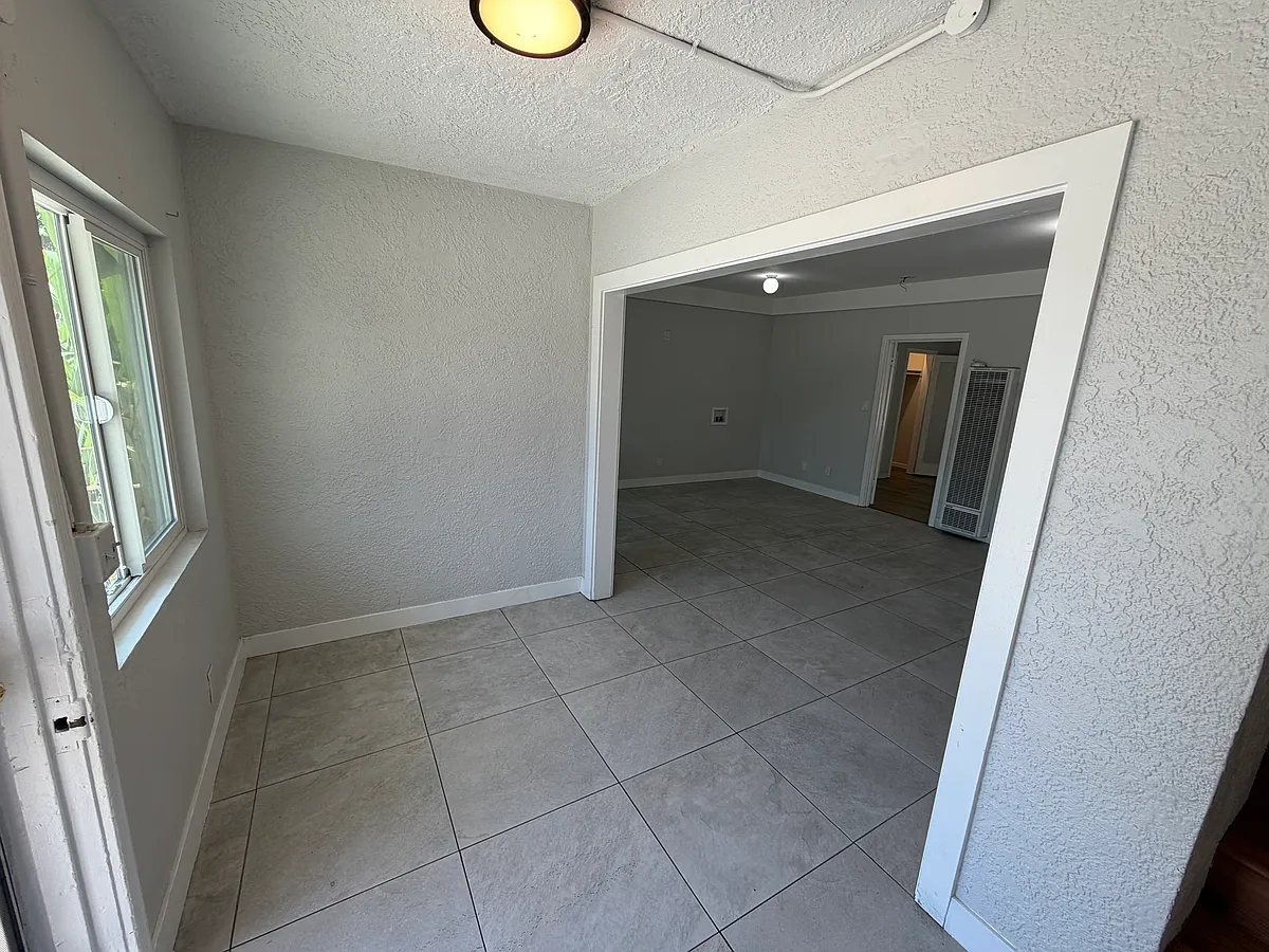 Building Photo - 1123 Highland St #A