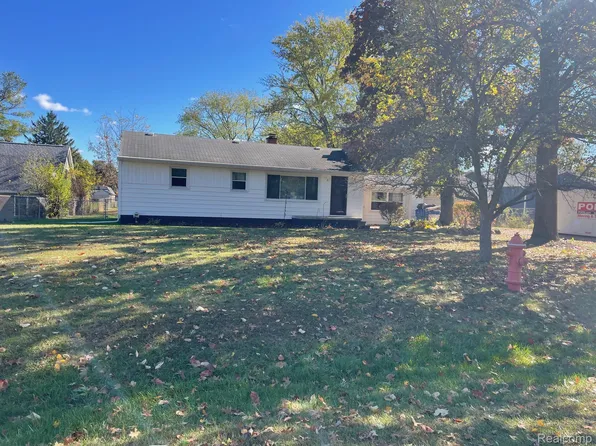 2990 Marietta Ave, Waterford, MI 48329