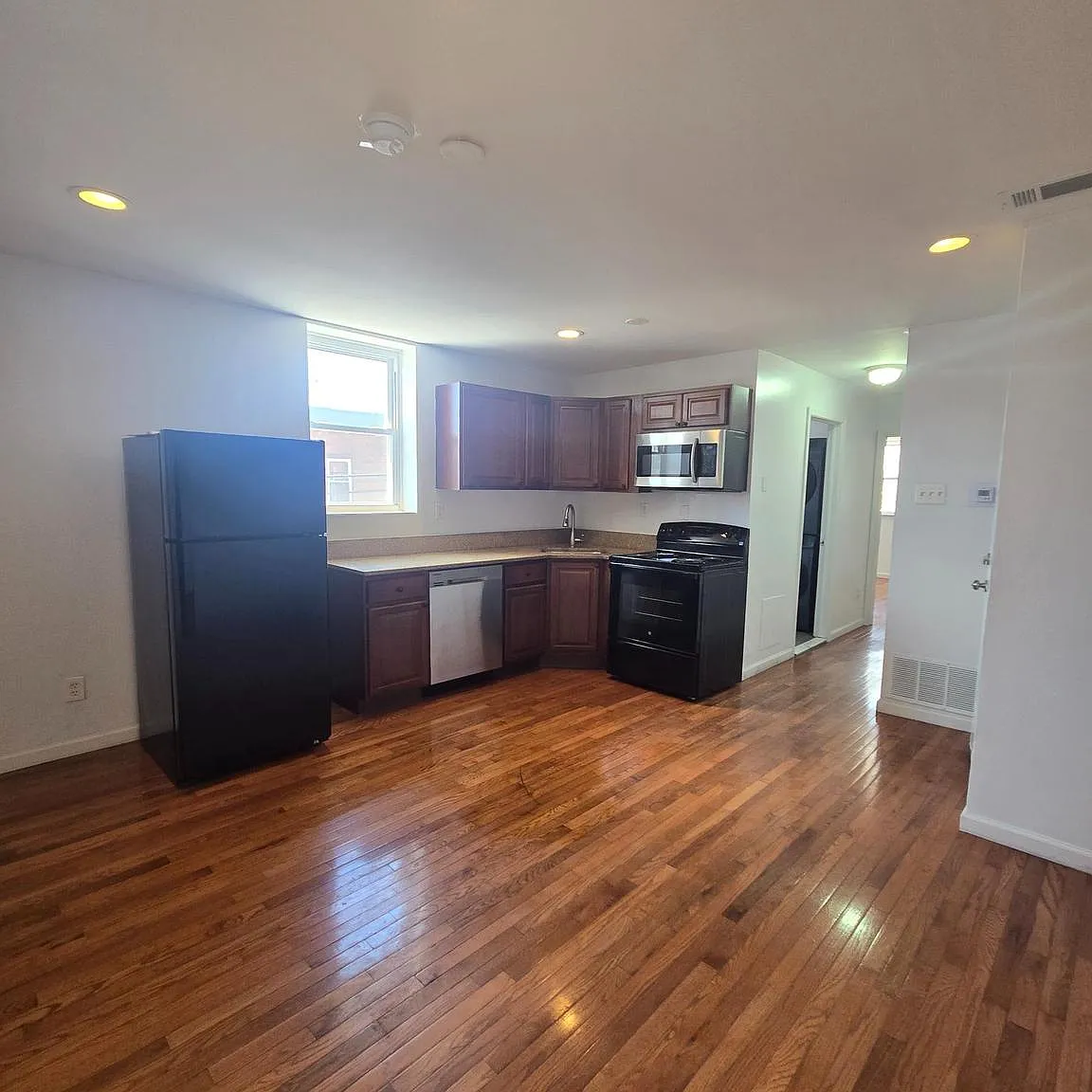 2 bed, 1.0 bath, 950 sqft, $1,500 — Photo 1