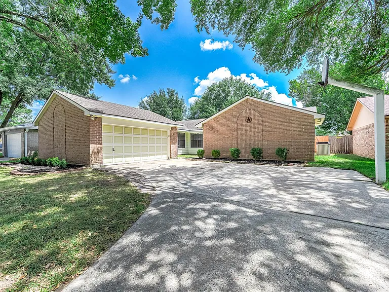 11210 Daybreak Ln — Photo 1