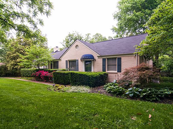 Beautiful front & bkyard