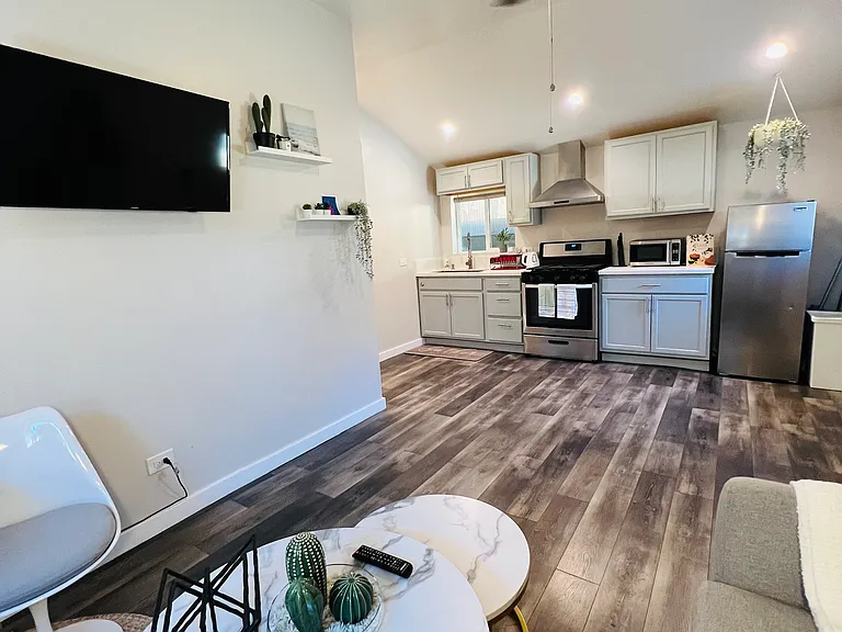 1553 S Burnside Ave — Photo 10