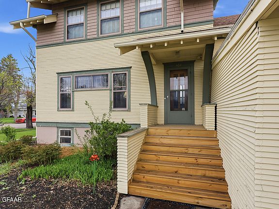 3rd image of 404 2nd Ave NE
