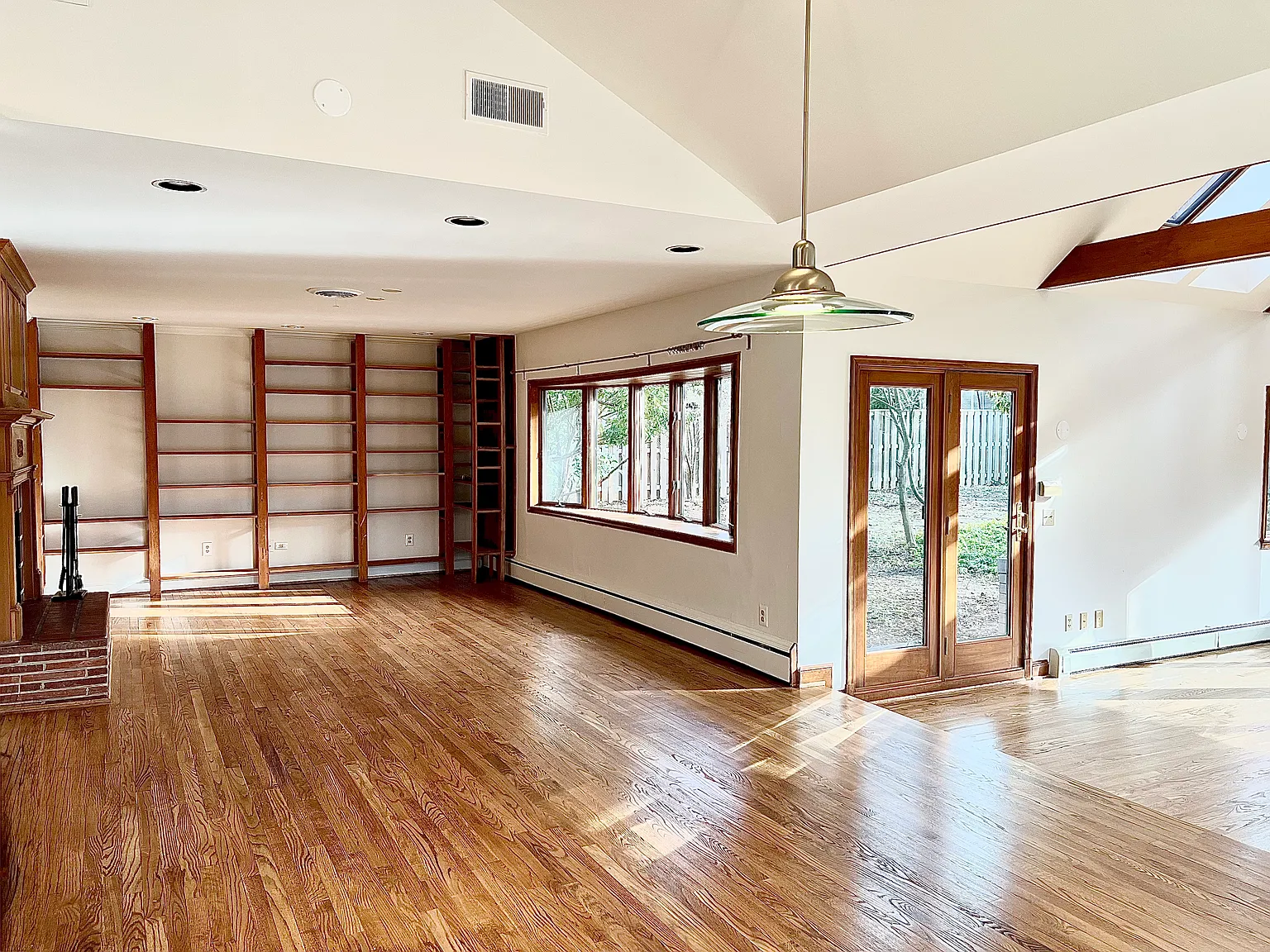 4 bed, 2400 sqft, $5,200 — Photo 4