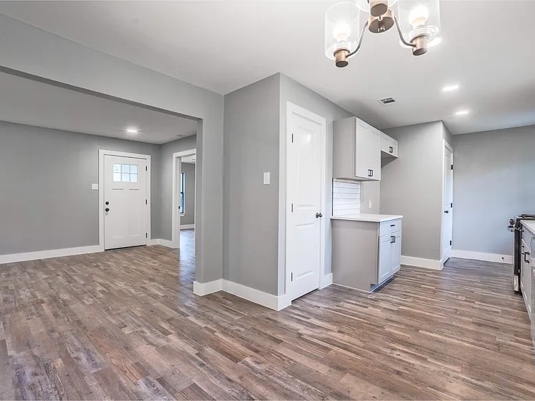 2423 Fenwick Dr — Photo 12