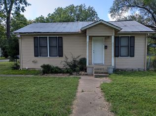 724 W 8th St, Taylor, TX 76574