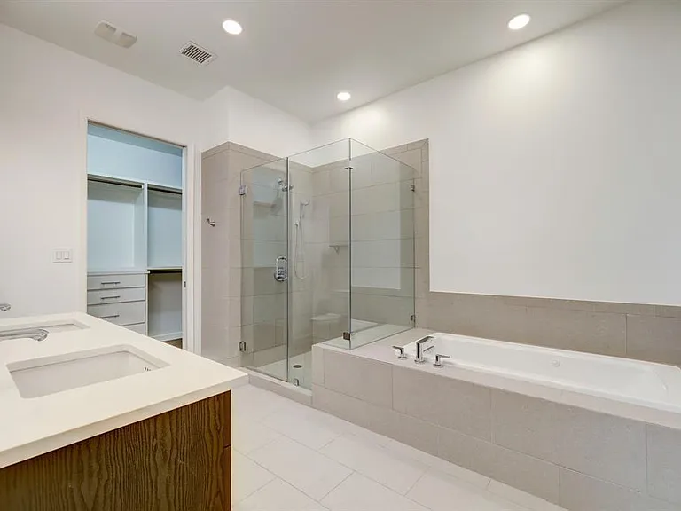 4820 Caroline St #404 — Photo 8