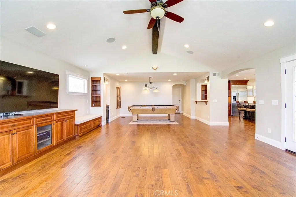 4 bed, 3493 sqft, $8,000 — Photo 3