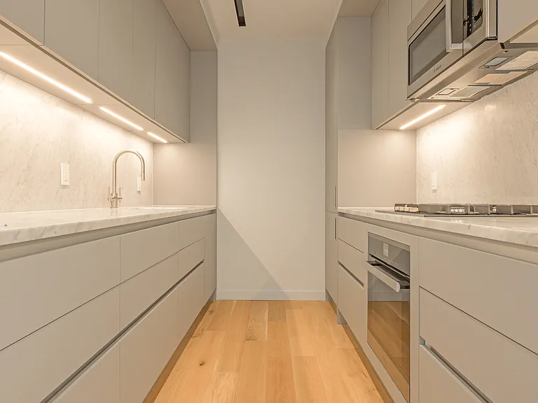 547 W 47th St #Penthouse 1 — Photo 8
