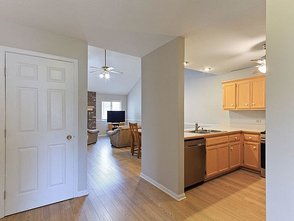 5th image of 325 Vista Ct Unit H