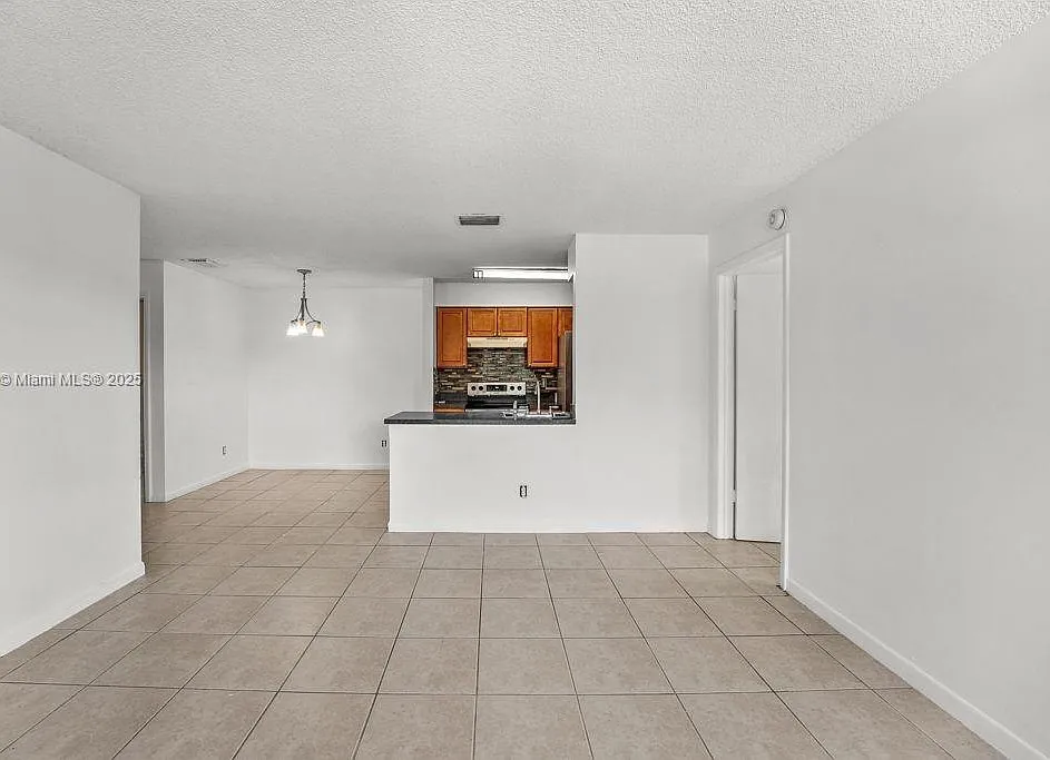 2 bed, 932 sqft, $2,100 — Photo 3