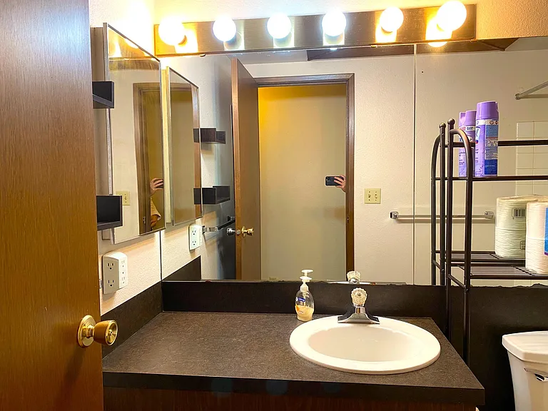 2nd floor bathroom for 2 rooms