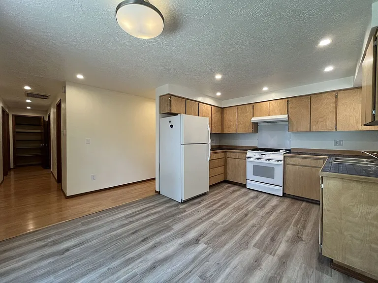 4825 SW Marigold St — Photo 12