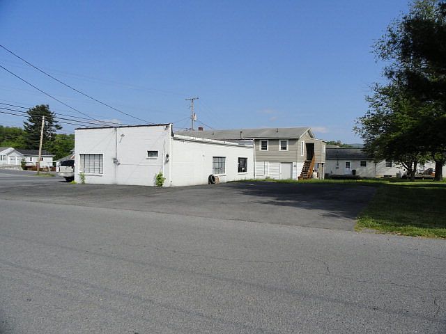 2nd image of 805 Chatham Hill Rd