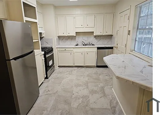 3 bed, 1050 sqft, $1,300 — Photo 3