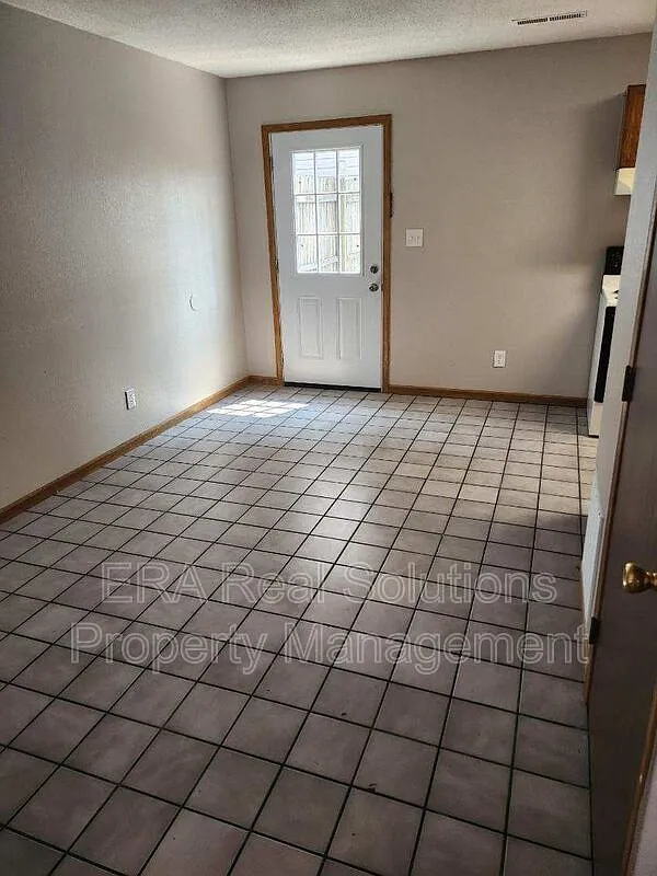 3 bed, 1.5 bath, 1280 sqft, $1,100 — Photo 4