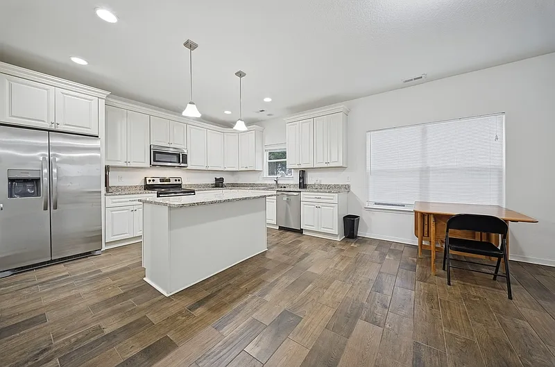 4 bed, 2.5 bath, 2400 sqft, $2,900 — Photo 2