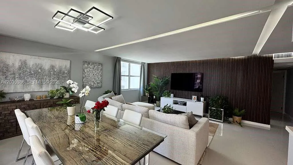 Royal Embassy Condo — Photo 3