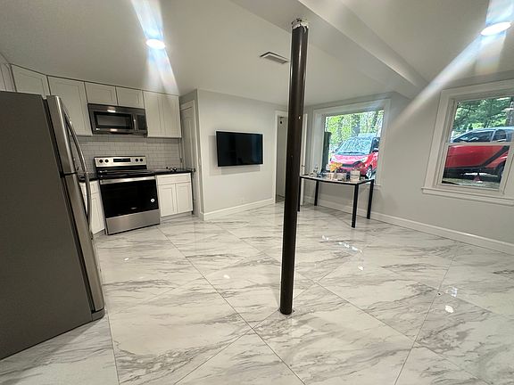 3rd image of 122 Greenvale Ave #B