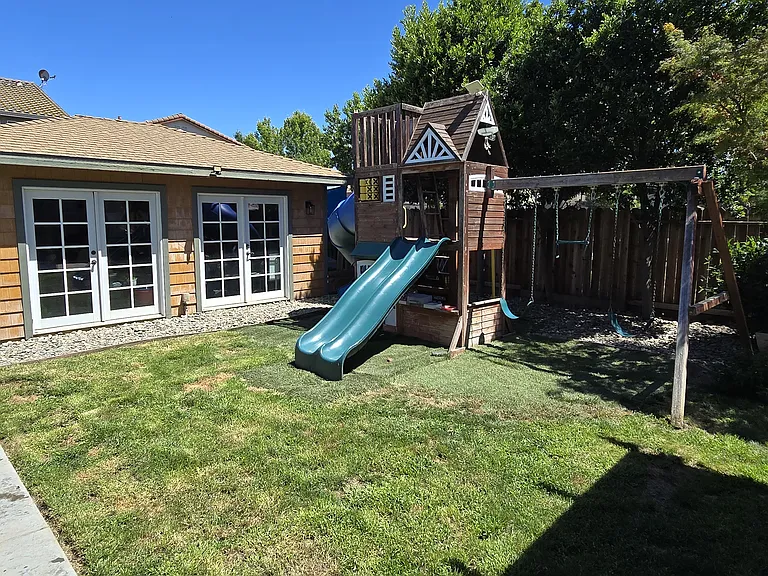 3004 Valdez Dr — Photo 2