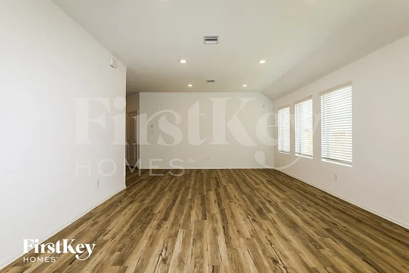 3 bed, 2.0 bath, 1682 sqft, $2,140 — Photo 2